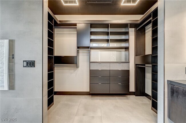 Building Photo - 3001 Vía Meridiana