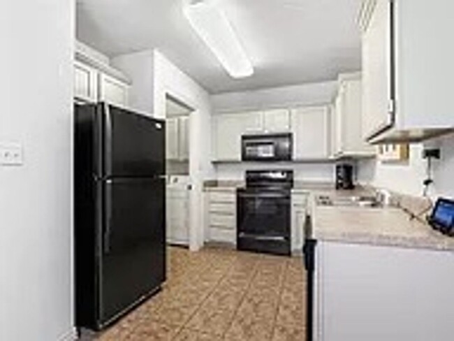 Building Photo - Beautiful 2 bed, 2.5 bath Townhome - MOVE ...