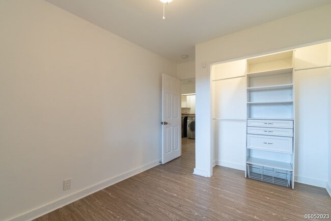 Building Photo - Spacious 4BR/2.5BA/2PKG Townhome with Ocea...