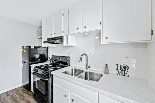 Building Photo - 12918 Peggys Ln