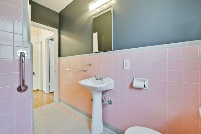 Building Photo - Updated Bungalow located in Downtown Redwood City & 15 miles from SF International Airport