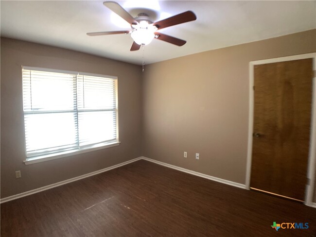 Building Photo - 826 Timber Dr