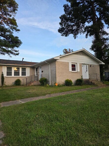Building Photo - 1317 Roosevelt Blvd