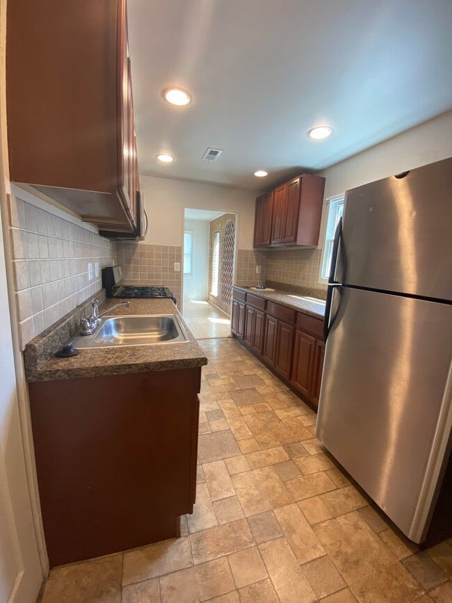 Building Photo - 3 bedroom, 2 bath single family home in Ab...