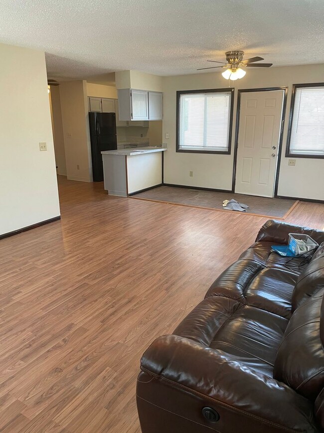 Building Photo - Spacious 4 bed 1.5 Bath Ranch-Style Home i...