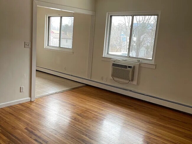 Building Photo - 20 Manor Dr