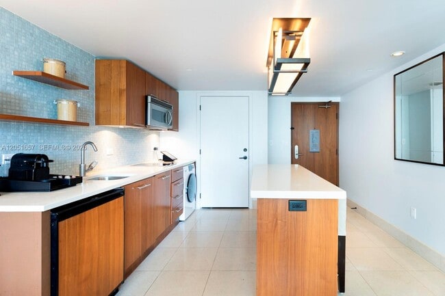 Building Photo - 6801 Collins Ave