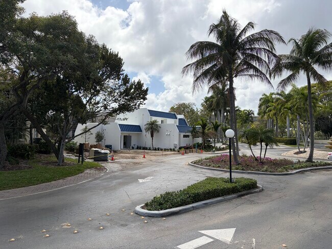 Building Photo - 27 Royal Palm Way