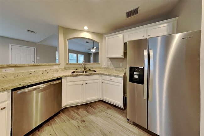 Building Photo - 8831 Aberdeen Oaks Dr