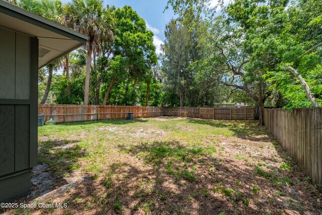 Building Photo - 1919 Poinsetta Blvd