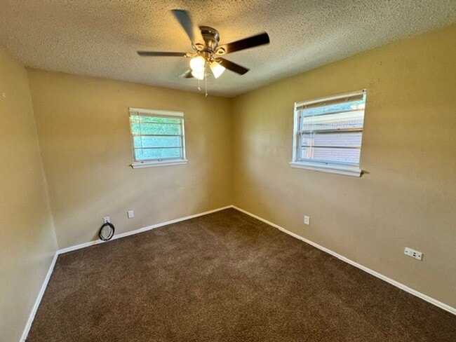 Building Photo - 3 bed one bath ready for move in , Moore Schools!