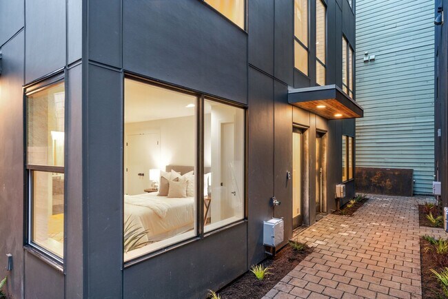 Building Photo - Like new 2 bedroom townhome in Georgetown