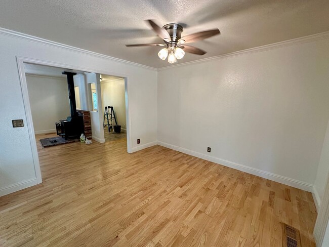 Building Photo - 3 Bedroom 2 Bathroom House in Desirable Al...