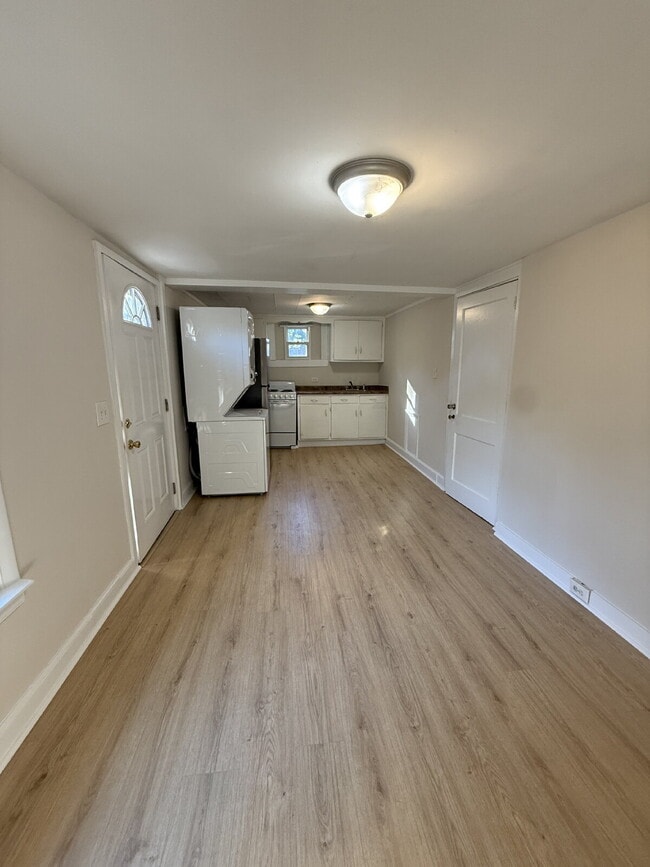 Building Photo - "Charming 1-Bedroom Apartment in a 4-unit ...