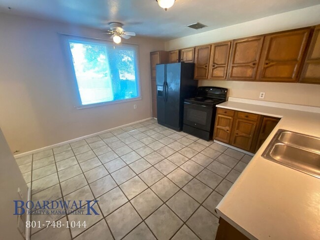 Building Photo - Charming 3 Bed 2 Bath Home in Holladay wit...