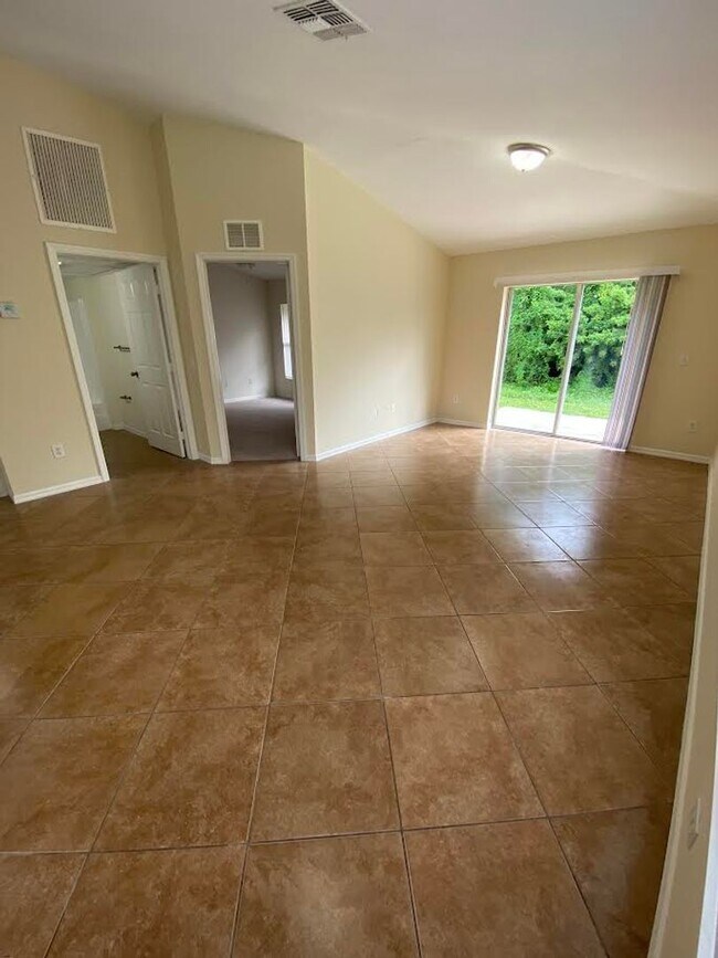 Building Photo - 2 Bed 2 Bath Duplex in San Carlos Park