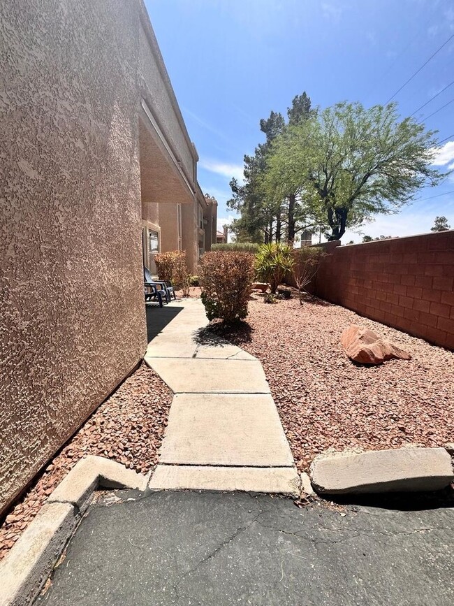 Building Photo - Charming 2BR Townhome in Las Vegas