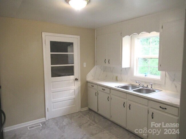 Building Photo - 421 Jennings St