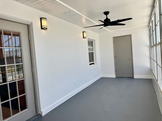 Building Photo - 2bd 2bath newly remodeled townhouse - Avai...
