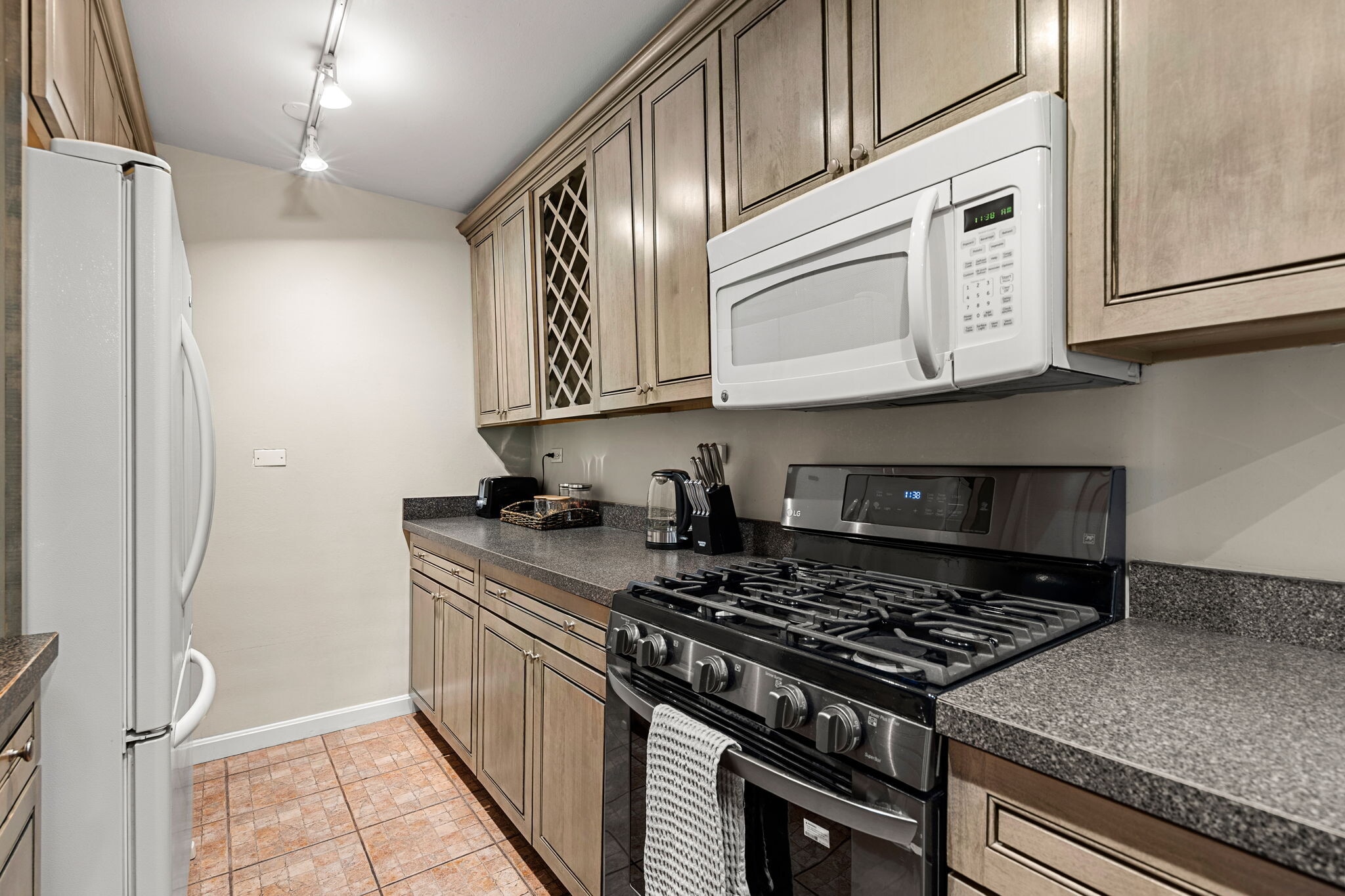 Building Photo - 2 Hawthorne Pl