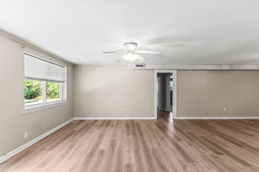 Building Photo - 5013 Eastview Terrace