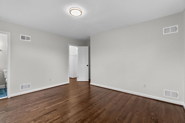 Building Photo - 4 Bed 3 Bath - Takoma Park Split Level - Move In Ready