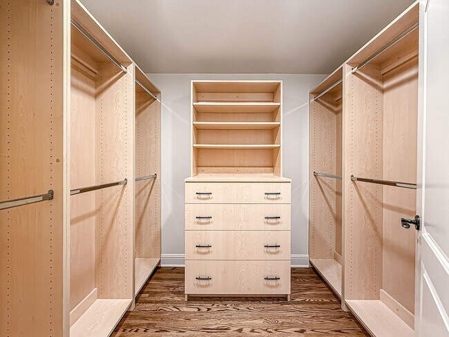 Building Photo - Upgraded Sherman Oaks 4+4 home - Ready for Move In!