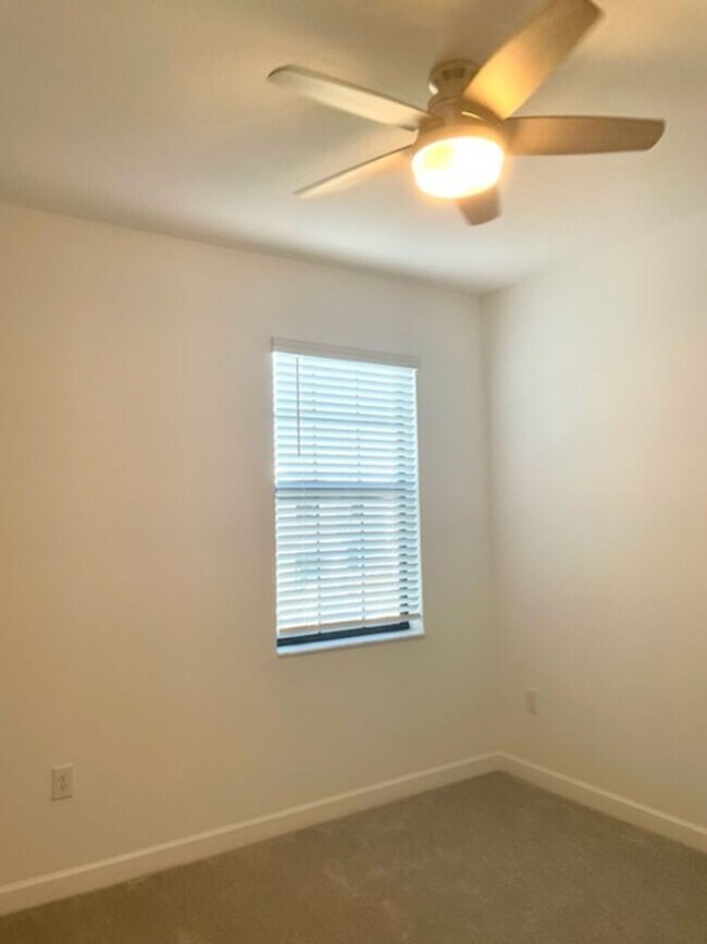 Building Photo - 3/2.5 TOWNHOUSE LORRAINE LAKES No deposit ...