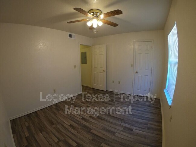 Building Photo - 1106 Williams Ave