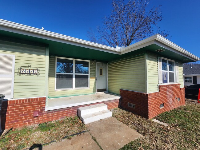 Building Photo - 3 Bed home in Shawnee!