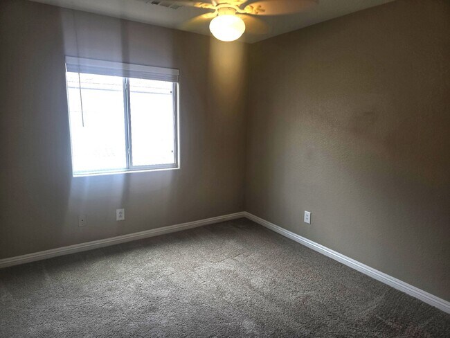 Building Photo - NEWLY REMODELED TOWN HOME IN HENDERSON AWA...