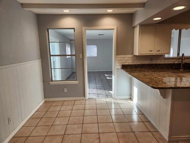 Building Photo - 3000 Ray Wood Dr