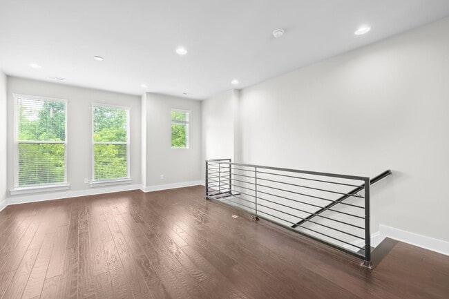 Building Photo - Beautiful Townhome in the Heart of Wesley Heights