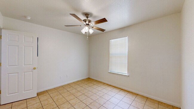 Building Photo - $950 + 2 WEEKS FREE RENT!!!