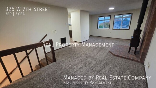 Building Photo - 325 W 7th St