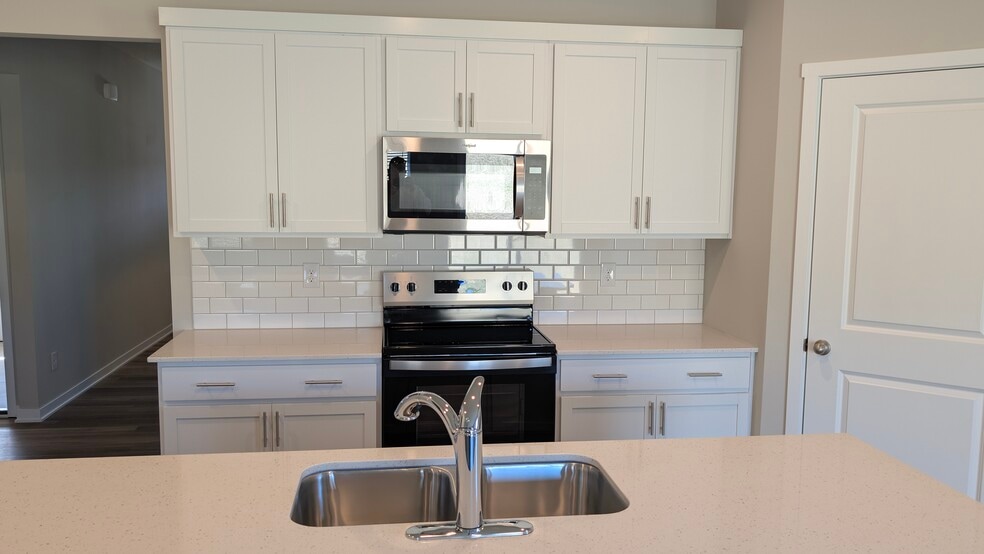 Building Photo - 449 Meadows Ct