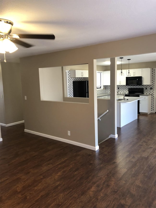 Building Photo - 1256 N Country Acres Ave