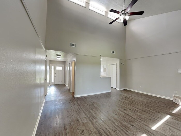Building Photo - 16830 S Lighthouse Dr