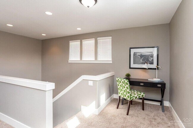 Building Photo - 3 Bedroom + Flex Space in Central Location - Close to Old Mill!