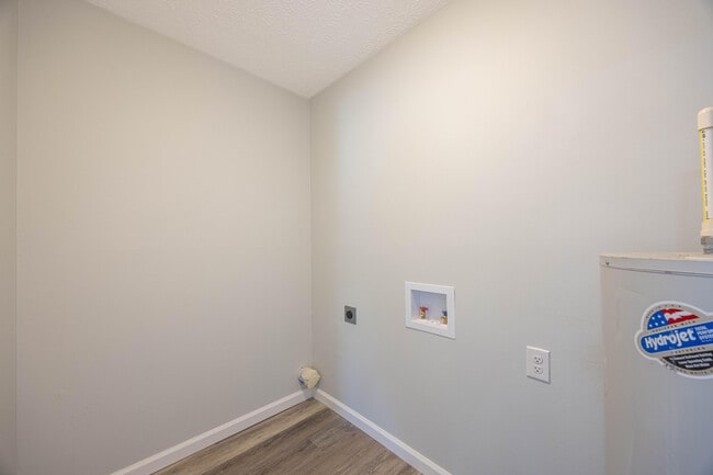 Building Photo - 140 Levy Rd