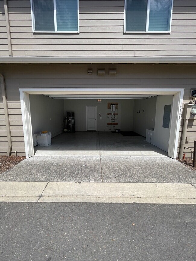 Building Photo - 3 Bedroom / 2.5 Bathroom Townhome - Near Bethany & PCC **1/2 Off Third Month's Rent**