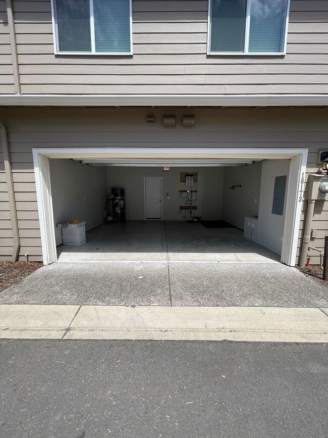 Building Photo - 3 Bedroom / 2.5 Bathroom Townhome - Near Bethany & PCC