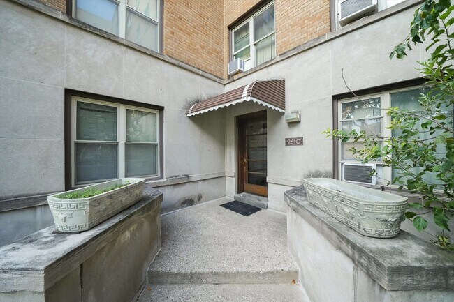 Building Photo - 2610 W Balmoral Ave
