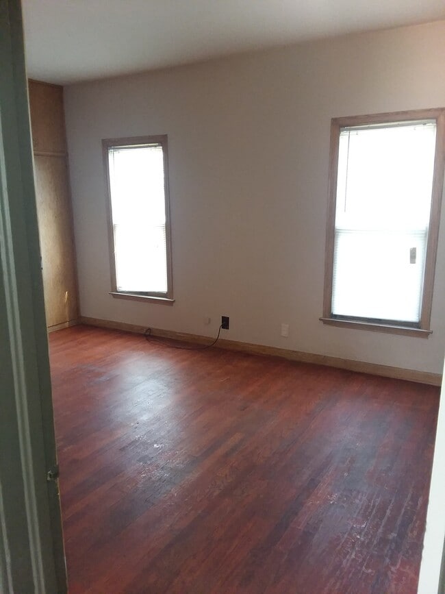 Building Photo - 2 Bed 1 Bath