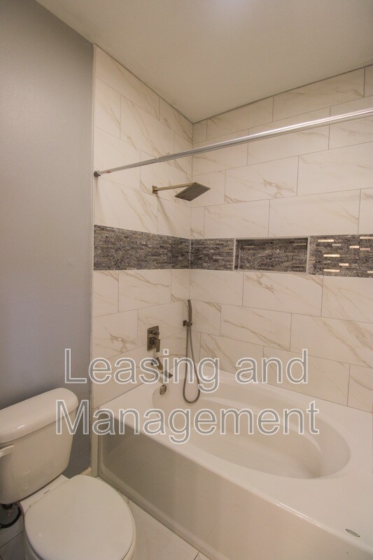 Building Photo - 130 River Landing Dr