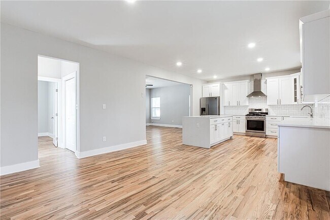 Building Photo - 870 Gaston St SW