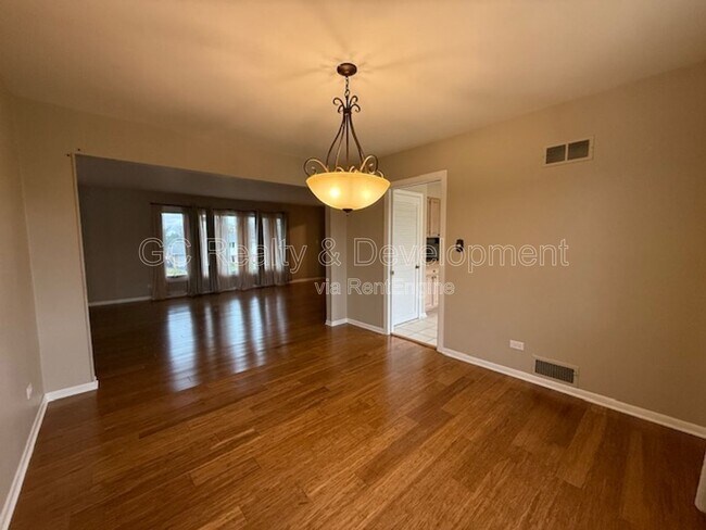 Building Photo - 609 Pinecroft Dr