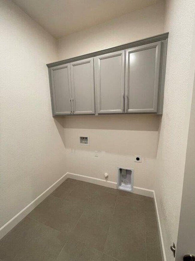 Building Photo - Fabulous Single Level 4 Bedroom in 95757