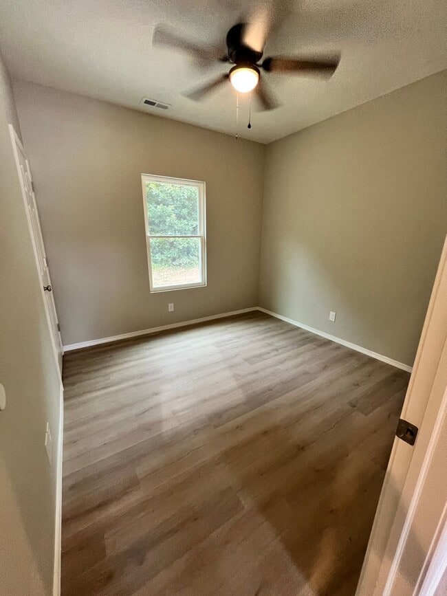 Building Photo - 1/2 Off First months Rent!!!  4 bedroom 2 bath Bolivar MO