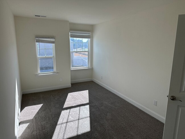 Building Photo - Gorgeous 3 Bedroom End Unit Townhome, Avai...